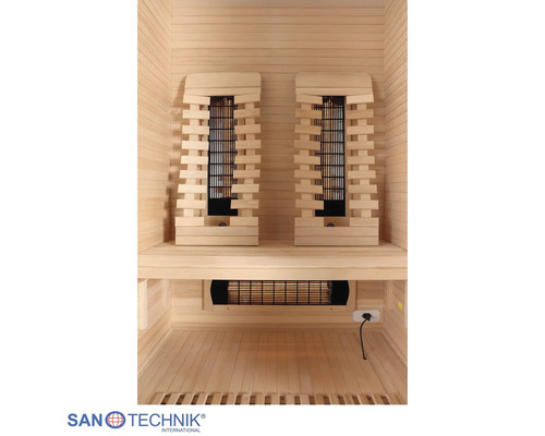 Innenansicht einer hellen Infrarotkabine aus Holz mit zwei Rückenlehnen, Infrarotstrahlern und einer Sitzbank. Sanotechnik International Logo.