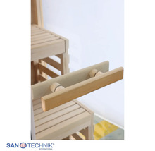 Sanotechnik Sauna-Zubehör aus Holz, Detailansicht eines Griffs. Sanotechnik International Logo.