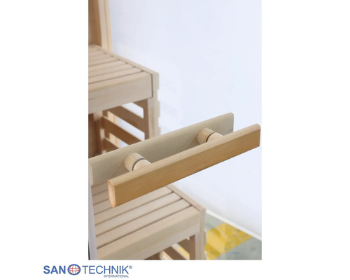 Sanotechnik Sauna-Zubehör aus Holz, Detailansicht eines Griffs. Sanotechnik International Logo.