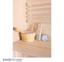 Sauna-Zubehörset bestehend aus Holzkübel, Kelle, Sanduhr und Thermometer in einer hellen Holzsauna. Santechnik International Logo.