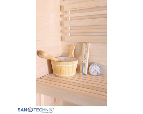 Sauna-Zubehörset bestehend aus Holzkübel, Kelle, Sanduhr und Thermometer in einer hellen Holzsauna. Santechnik International Logo.