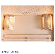 Zwei Saunaleuchten mit Holzgitterschirm an einer hellen Saunawand aus Holz über einer Rückenlehne. Sanotechnik International Logo.