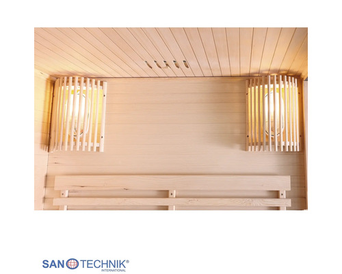 Zwei Saunaleuchten mit Holzgitterschirm an einer hellen Saunawand aus Holz über einer Rückenlehne. Sanotechnik International Logo.