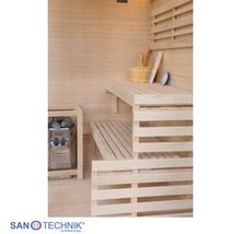 Innenansicht einer Holzsauna mit zweistufigen Sitzbänken, Harvia Saunaofen mit Steinen, Saunazubehör und Sanotechnik Logo.