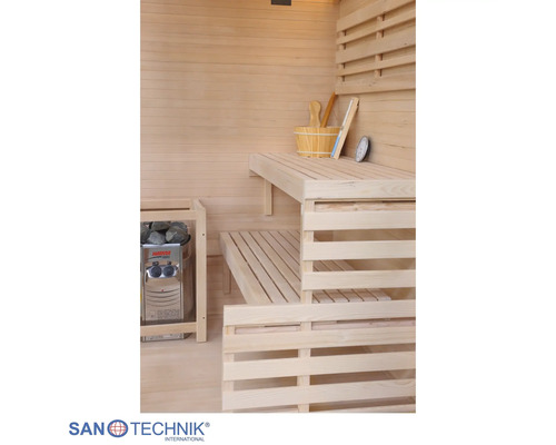 Innenansicht einer Holzsauna mit zweistufigen Sitzbänken, Harvia Saunaofen mit Steinen, Saunazubehör und Sanotechnik Logo.