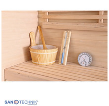 Sauna-Zubehörset mit Holzkübel, Kelle, Sanduhr und Thermo-Hygrometer auf einer Holzbank in einer Sauna. Santechnik Logo.