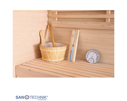 Sauna-Zubehörset mit Holzkübel, Kelle, Sanduhr und Thermo-Hygrometer auf einer Holzbank in einer Sauna. Santechnik Logo.