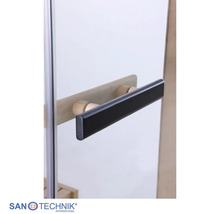 Sanotechnik Türgriff für Saunatüren, Außenseite schwarz, Innenseite aus Holz, montiert an einer Glastür.