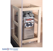 Harvia Saunaofen Vega Compact mit Saunasteinen, umgeben von einem Holzschutzgitter in einer hellen Holzsauna. Sanotechnik Logo.