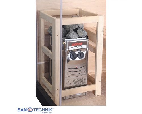 Harvia Saunaofen Vega Compact mit Saunasteinen, umgeben von einem Holzschutzgitter in einer hellen Holzsauna. Sanotechnik Logo.