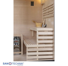 Innenansicht einer hellen Sauna mit zweistufigen Holzbänken, Saunaofen mit Steinen, Holzeimer und Kelle. Sanotechnik Logo.