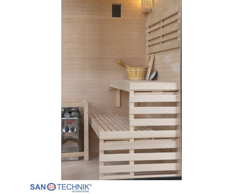 Innenansicht einer hellen Sauna mit zweistufigen Holzbänken, Saunaofen mit Steinen, Holzeimer und Kelle. Sanotechnik Logo.