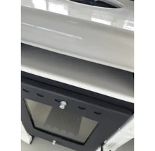 Detailansicht eines Kaminofens mit Sichtfenster und Metallverkleidung