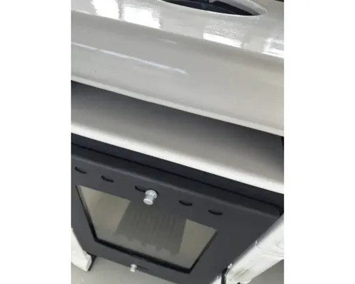 Detailansicht eines Kaminofens mit Sichtfenster und Metallverkleidung