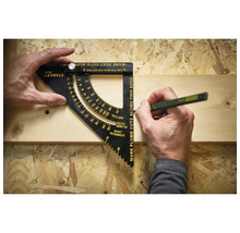 Eine Person markiert mit einem Stanley Metrik-Sparrenwinkel und einem Zimmermannsbleistift eine Linie auf einem Holzbrett.