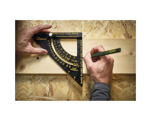 Eine Person markiert mit einem Stanley Metrik-Sparrenwinkel und einem Zimmermannsbleistift eine Linie auf einem Holzbrett.