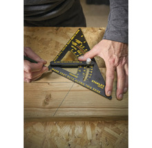Person markiert eine Schnittlinie auf einem Holzbrett mit einem Stanley Metrik-Dachsparrenwinkel und einem Bleistift. Stanley Logo.