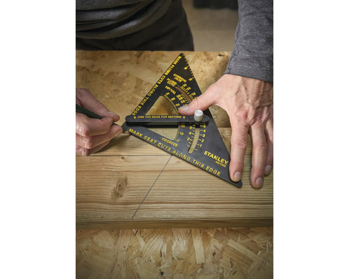 Person markiert eine Schnittlinie auf einem Holzbrett mit einem Stanley Metrik-Dachsparrenwinkel und einem Bleistift. Stanley Logo.