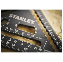 Schwarzer Stanley Sparrenwinkel aus Metall mit Skalen für Winkel in Grad und Dachsparren auf einer Holzoberfläche.