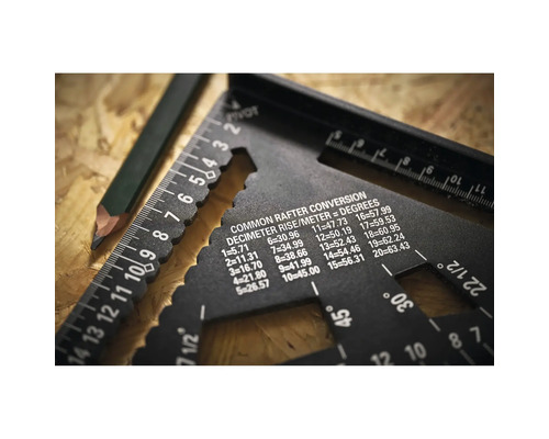 Dachdeckerwinkel aus Metall mit Maßeinteilung und Umrechnungstabelle neben einem Zimmermannsbleistift auf einer Holzplatte.