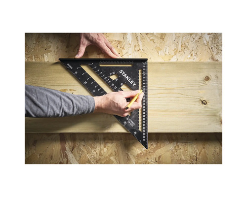 Stanley Sparrenwinkel aus Metall beim Anzeichnen einer Linie auf einem Holzbrett mit einem Bleistift.