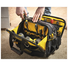 Offene Stanley Fatmax Werkzeugtasche mit zahlreichen Fächern, gefüllt mit Schraubendrehern und Werkzeugen, im Einsatz auf einer Baustelle.