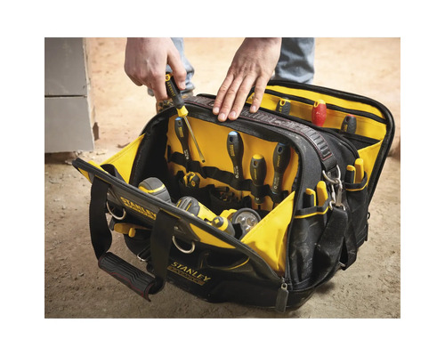 Offene Stanley Fatmax Werkzeugtasche mit zahlreichen Fächern, gefüllt mit Schraubendrehern und Werkzeugen, im Einsatz auf einer Baustelle.