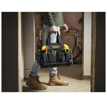 Stanley FatMax Werkzeugtasche aus robustem Textilmaterial mit zahlreichen Außenfächern, getragen von einer Person auf einer Baustelle.