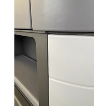 Detailansicht eines modernen Regalsystems mit glatten Oberflächen und offenem Ablagefach.
