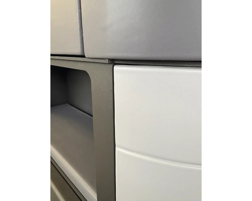 Detailansicht eines modernen Regalsystems mit glatten Oberflächen und offenem Ablagefach.