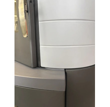 Detailansicht eines Kaminofens mit gebogener Verkleidung und Metallgehäuse.