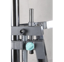Detailaufnahme eines Bohrständer-Mechanismus mit Tiefenstopp, Feder und Verstellrad.