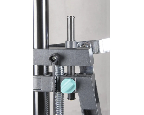 Detailaufnahme eines Bohrständer-Mechanismus mit Tiefenstopp, Feder und Verstellrad.