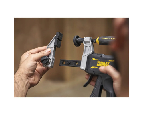 Stanley FatMax Einhandzwinge wird durch Umstecken des Spannarms zur Spreizzwinge umfunktioniert.