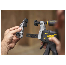 Stanley FatMax Einhandzwinge wird durch Umstecken des Spannarms zur Spreizzwinge umfunktioniert.