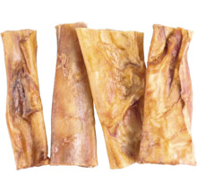 Getrocknete Kausnacks für Hunde in verschiedenen Formen und Größen.