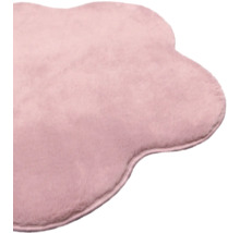 Weicher, rosa Plüschteppich in unregelmäßiger Wolkenform mit geketteltem Rand.