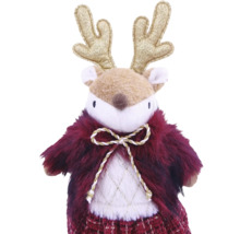Weihnachtsfigur Rentier aus Plüsch mit goldfarbenem Glitzergeweih und bordeauxrotem Kunstpelzmantel.