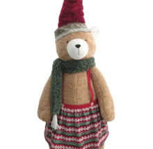 Plüsch-Teddybär mit roter Weihnachtsmütze, grünem Schal und gemustertem Rock mit Hosenträgern.