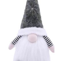 Weihnachtswichtel mit grauem Filzhut, weißer Schneeflocken-Stickerei, weißem Plüschbart und schwarz-weiß gestreiften Armen.