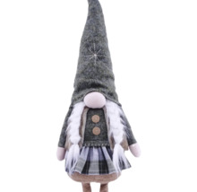 Weihnachtswichtel Mädchen mit weißen Zöpfen, grauem spitzem Hut mit Schneeflocken-Stickerei und grau-weiß kariertem Rock.