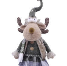 Dekorative Weihnachtsfigur Rentier aus Filz und Textil mit Mütze und Schal.