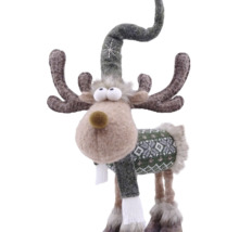 Dekorative Rentier-Figur aus Filz und Wolle mit nordischem Muster, langer Mütze und Schal.