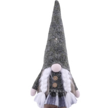 Weihnachts-Wichtel aus Filz mit spitzem Hut, weißen Zöpfen und kariertem Rock.