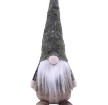 Grauer Weihnachtswichtel aus Stoff mit hohem Zipfelhut mit Sternenstickerei, langem weißen Bart und runder Nase.