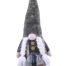 Dekorativer Weihnachtswichtel mit hohem Filzhut, weißen Zöpfen, Holzknöpfen und einem karierten Rock.