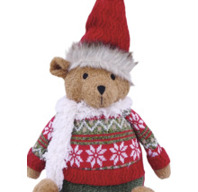 Plüschbär in weihnachtlicher Kleidung mit rotem Strickpullover, Mütze und weißem Schal.