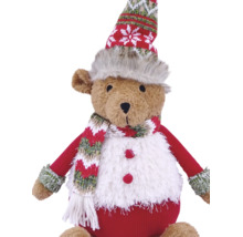 Weihnachts-Stoffbär mit gestrickter Mütze, Schal und flauschiger weißer Weste mit roten Knöpfen.
