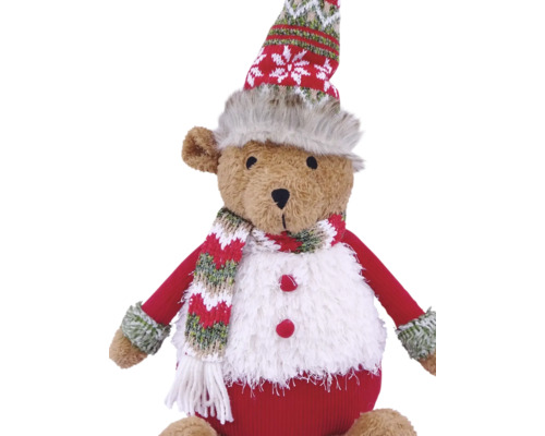 Weihnachts-Stoffbär mit gestrickter Mütze, Schal und flauschiger weißer Weste mit roten Knöpfen.