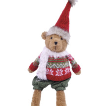 Teddybär in Winterkleidung mit Zipfelmütze, gemustertem Strickpullover, Schal und Hose als Weihnachtsdekoration.